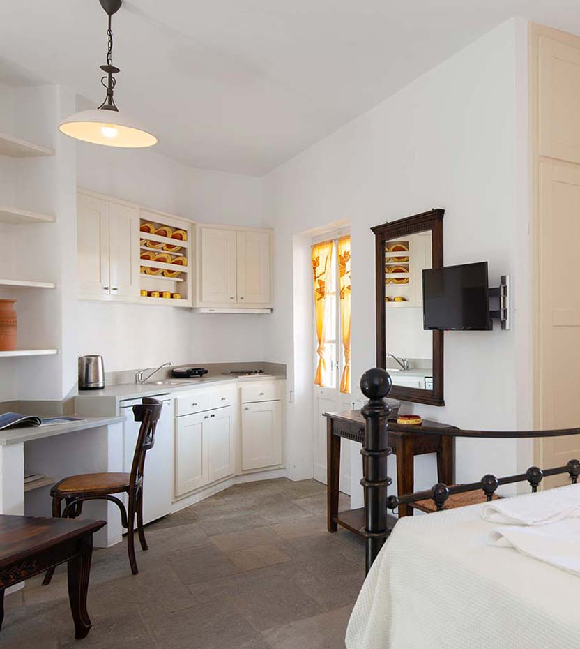 Η κουζίνα και το υπνοδωμάτιο στο διαμέρισμα 2