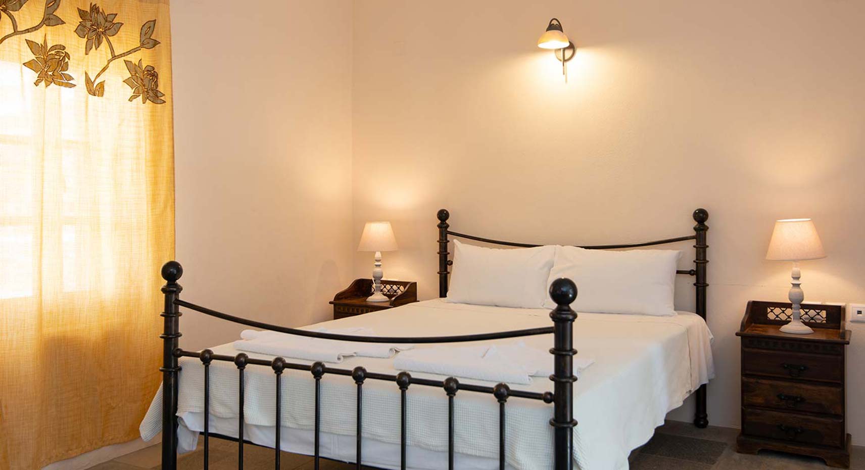 Υπνοδωμάτιο με διπλό κρεβάτι