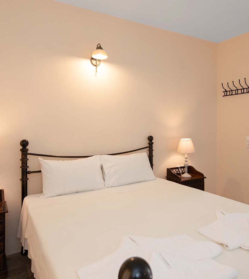 Υπνοδωμάτιο με διπλό κρεβάτι